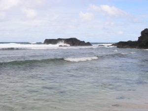 L'absence de barrière corallienne et les vagues 