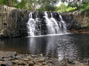 Au pied de la cascade