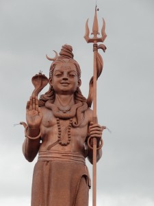 La statut de Shiva et son trident